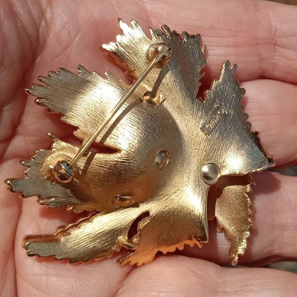 Trifari Textured 3D Gold Tone Rhinestones Center Leaf Design Signed VTG Brooch - Picture 14 of 16